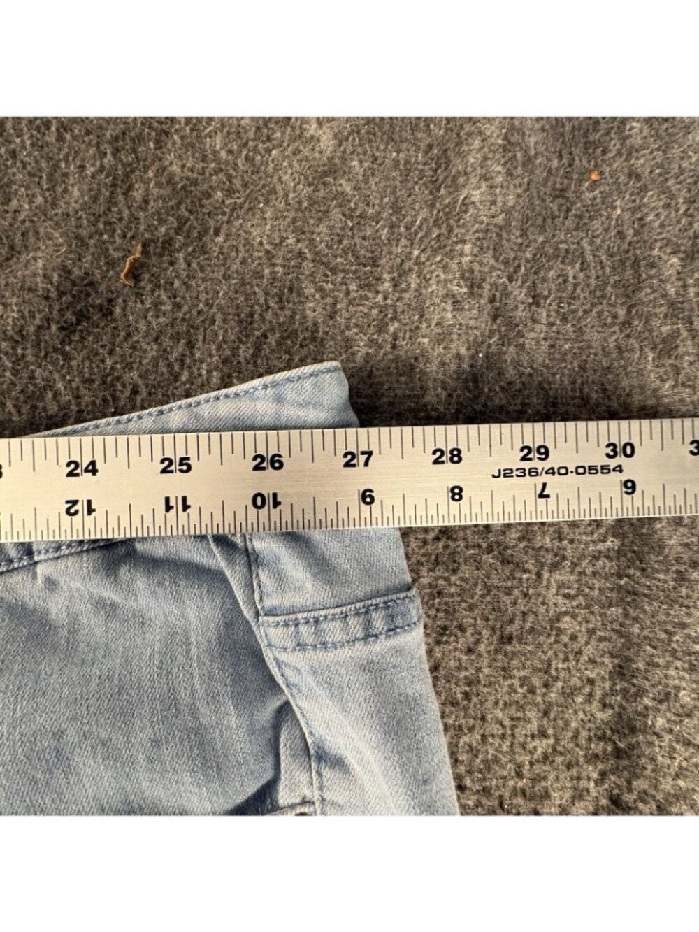 Girl With Curves Women’s 34W Light Wash Denim Capri Jeans Frayed Hem - Picture 5 of 7